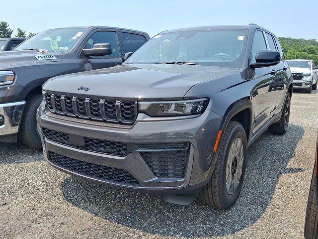 2026 Jeep Grand Cherokee Laredo Altitude