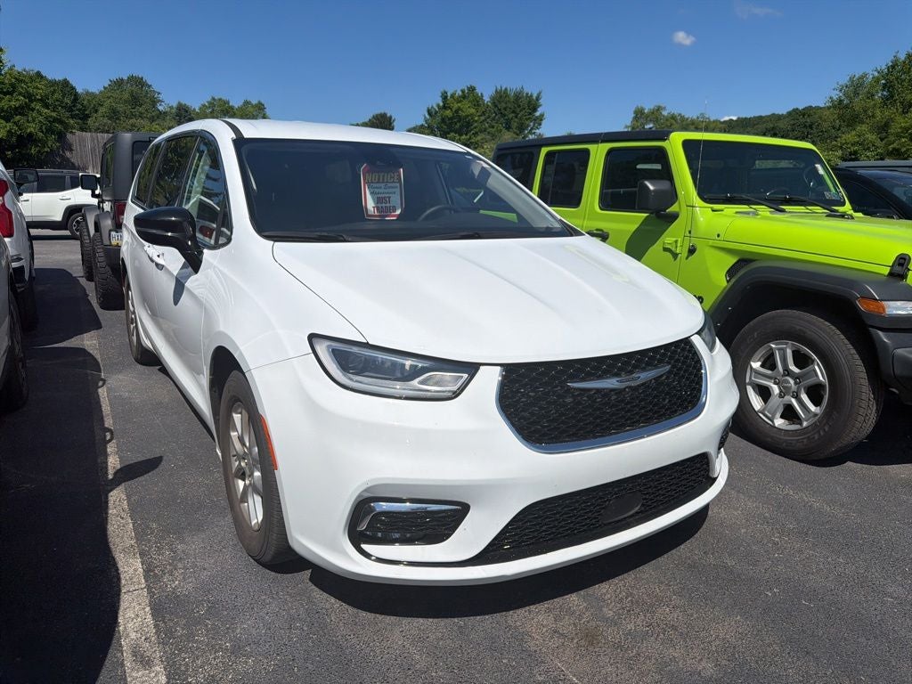 2024 Chrysler Pacifica's photo