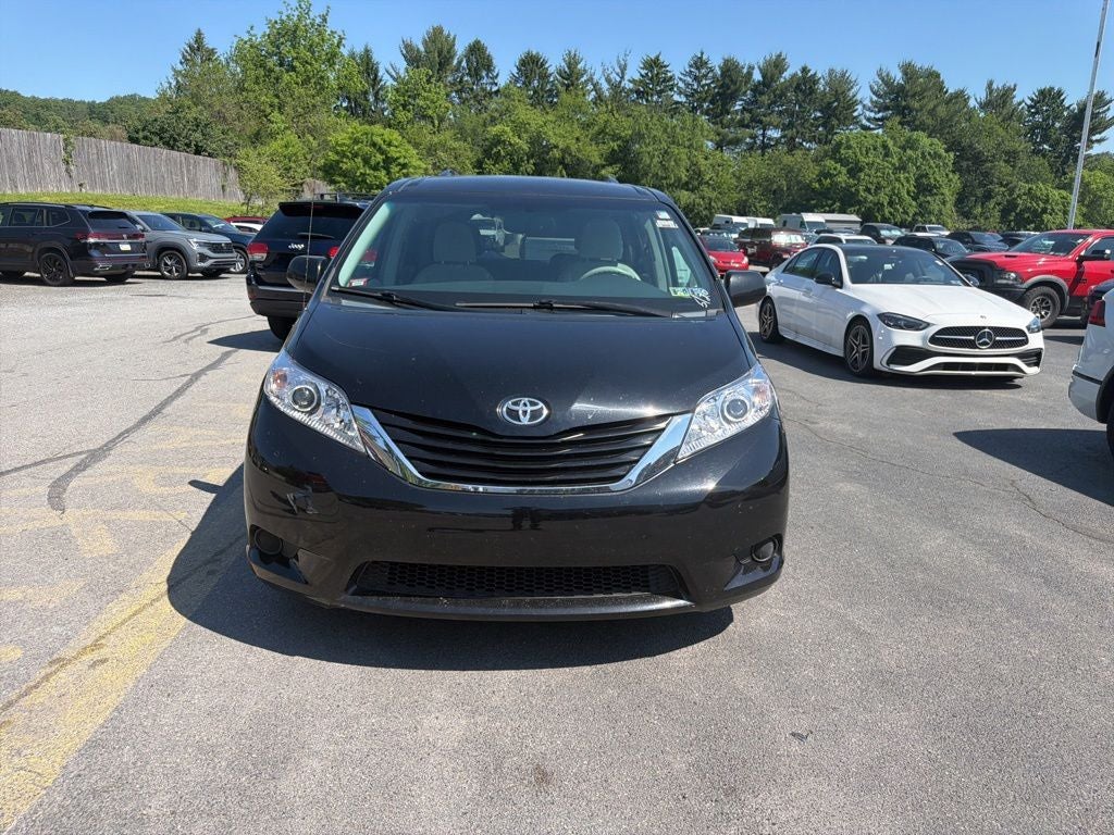 2014 Toyota Sienna LE 8 Passenger