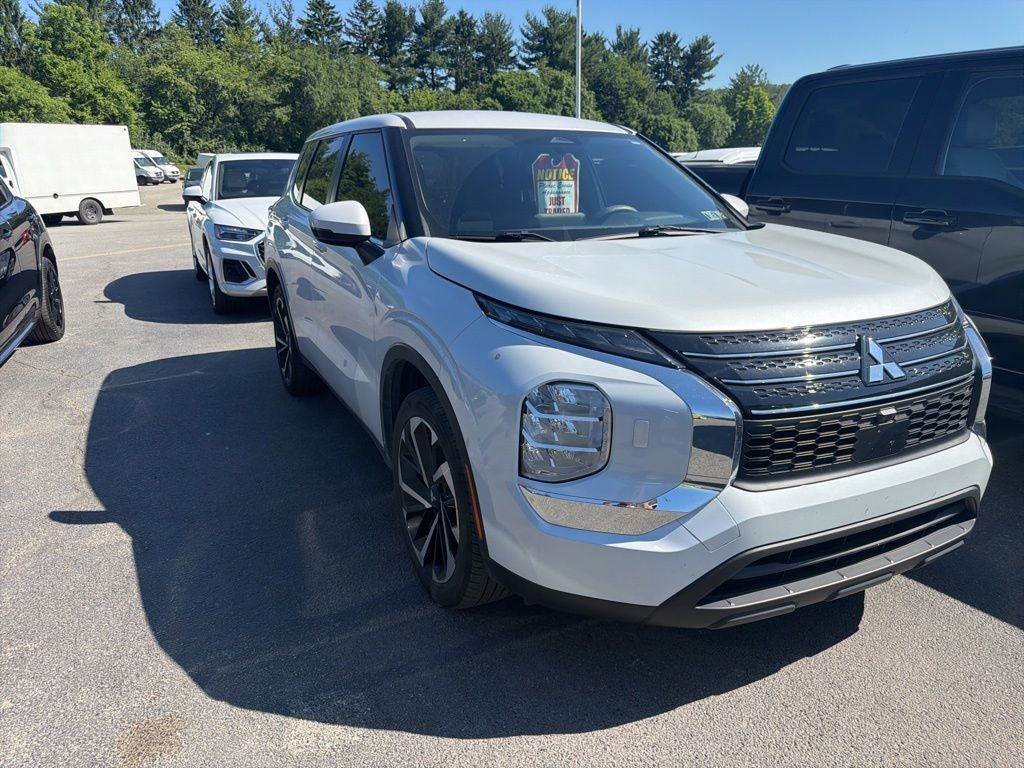 2022 Mitsubishi Outlander ES