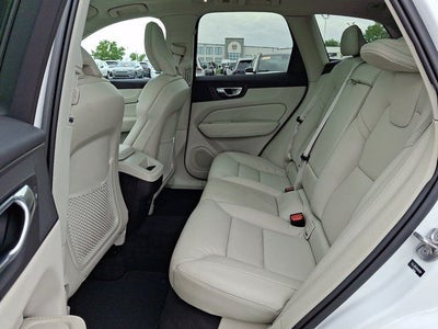2022 Volvo XC60 B5 Momentum