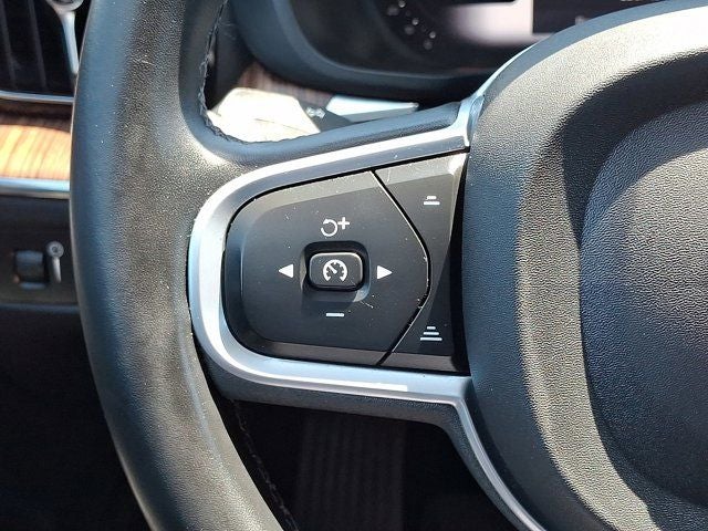 2022 Volvo XC60 B5 Momentum