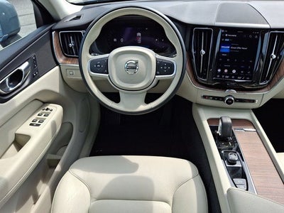 2022 Volvo XC60 B5 Momentum