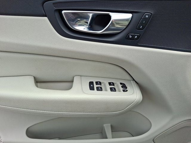 2022 Volvo XC60 B5 Momentum