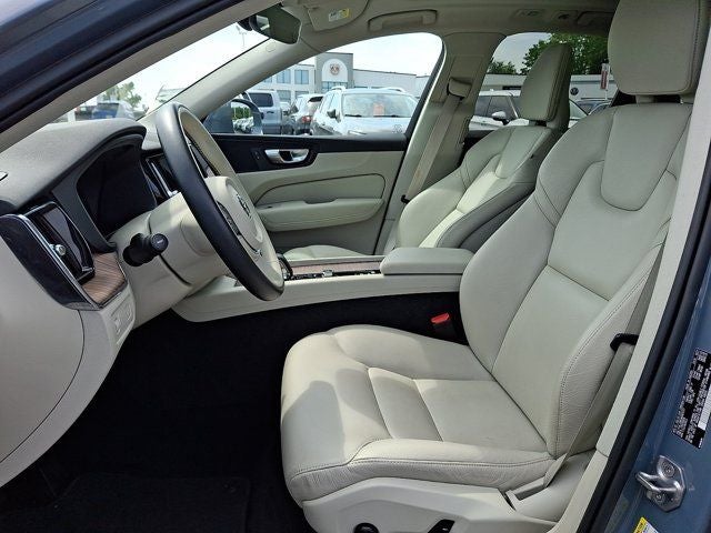 2022 Volvo XC60 B5 Momentum